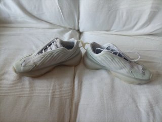 Zapatillas Adidas Beige y Blancas