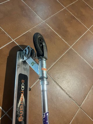 Patinete Boomerang plateado