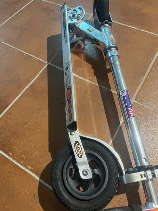 Patinete Boomerang plateado