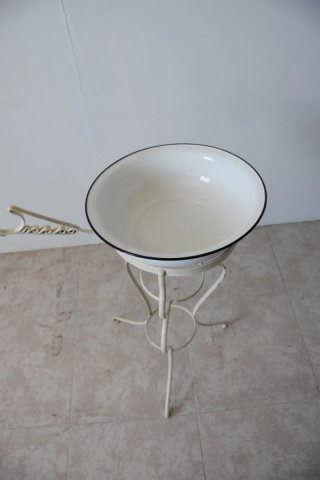 Palanganero de hierro con palangana