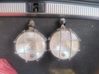 Par de faros todoterreno con rejillas