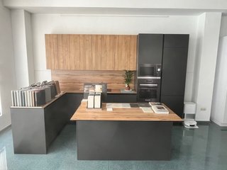 Cocina moderna negra y madera