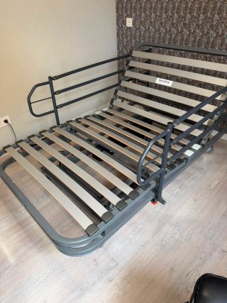 Cama articulada asistencial con colchón