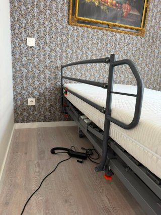 Cama articulada asistencial con colchón