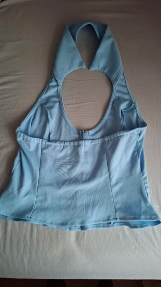 Top azul cielo con cuello halter