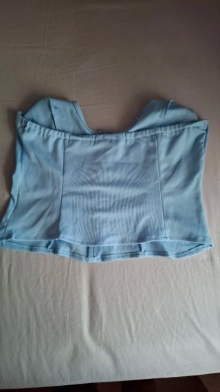 Top azul cielo con cuello halter