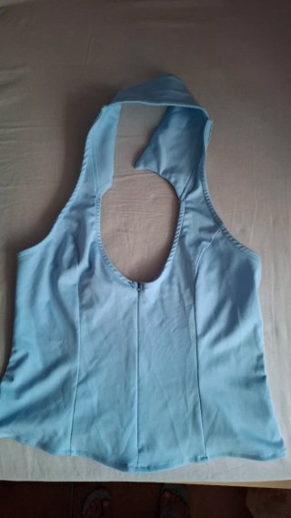 Top azul cielo con cuello halter