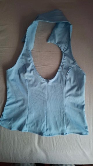 Top azul cielo con cuello halter