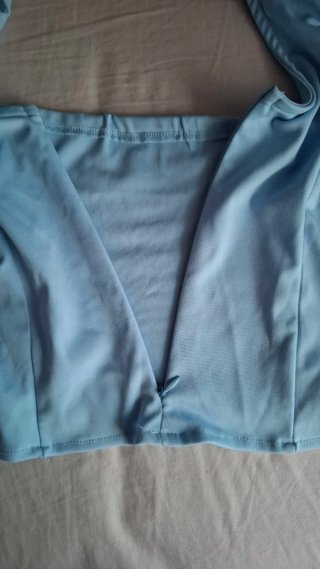 Top azul cielo con cuello halter