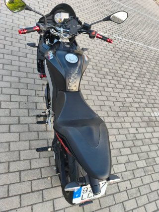 Aprilia Tuono Moto Negra y Roja