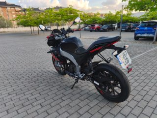 Aprilia Tuono Moto Negra y Roja