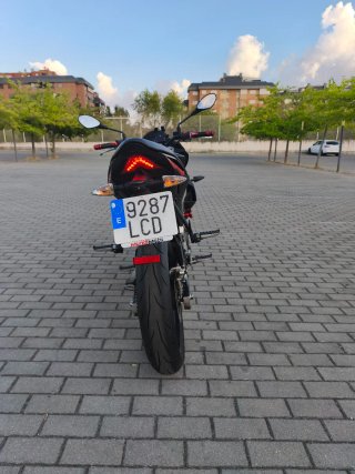 Aprilia Tuono Moto Negra y Roja
