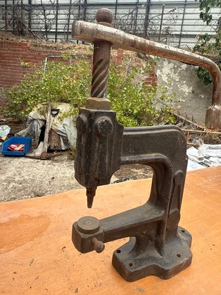 Prensa remachadora antigua
