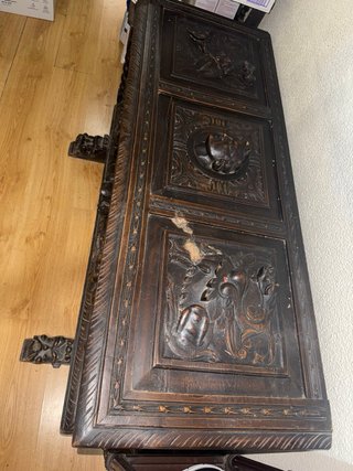 Baúl antiguo de madera tallada estilo renacentista