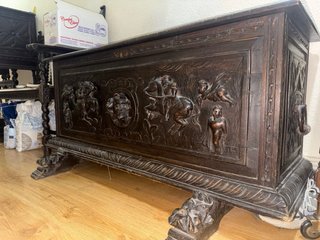 Baúl antiguo de madera tallada estilo renacentista