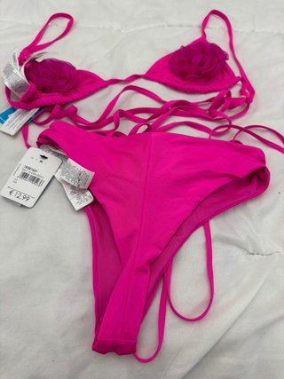 Costume da bagno fucsia con fiore