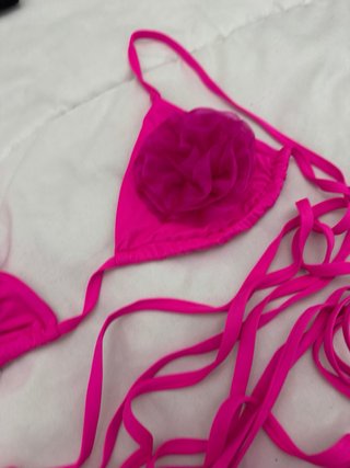 Costume da bagno fucsia con fiore