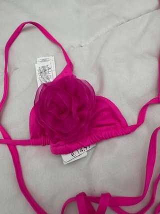 Costume da bagno fucsia con fiore