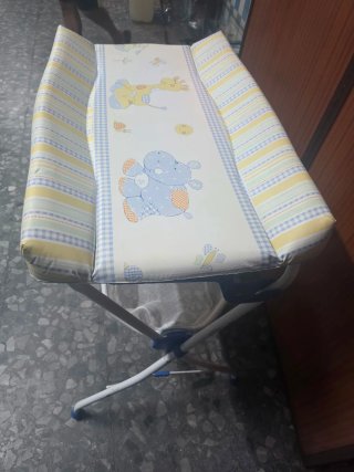 Cambiador de bebé con cesta