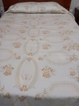 Cubre cama beige con estampado floral