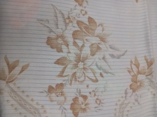 Cubre cama beige con estampado floral