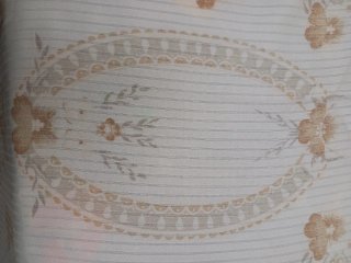 Cubre cama beige con estampado floral