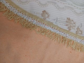 Cubre cama beige con estampado floral