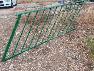 Baranda metálica verde para escaleras