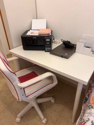 Mesa escritorio y silla gaming blanca