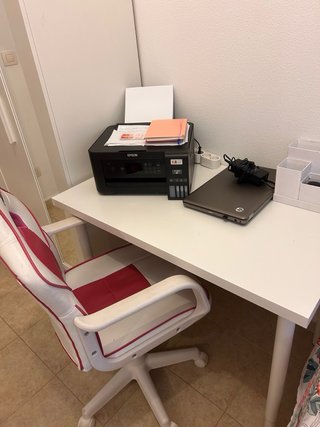 Mesa escritorio y silla gaming blanca