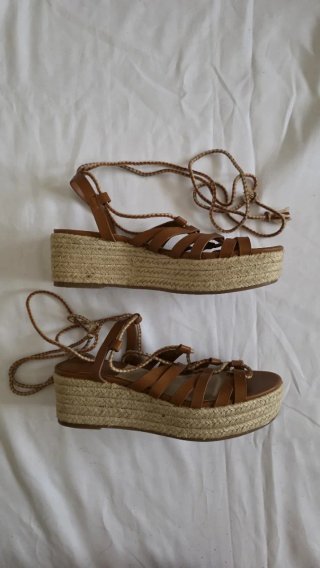 Sandalias Marrones de Cuña con Tiras