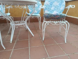 Mesa y 4 Sillas de diseño muy bonita