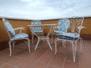 Mesa y 4 Sillas de diseño muy bonita