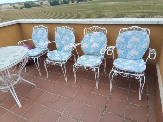 Mesa y 4 Sillas de diseño muy bonita