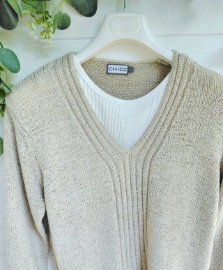 Jersey beige con escote en V