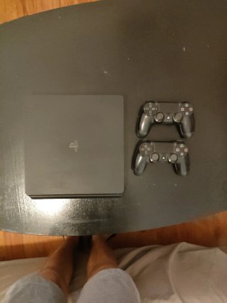 Consola PS4 con 2 mandos (uno no funciona)