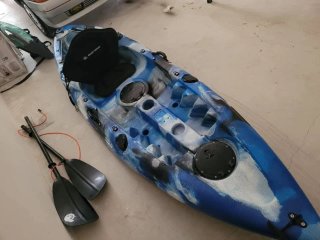 Kayak azul y blanco con remos