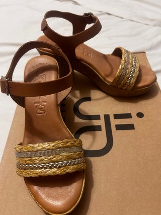 Sandalias cómodas marrón y oro
