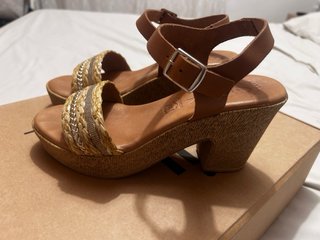 Sandalias cómodas marrón y oro