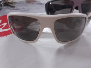 Gafas de sol negras tipo surf.