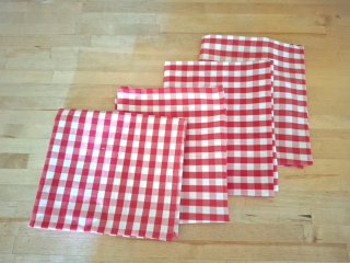 Mantel y servilletas cuadros rojos