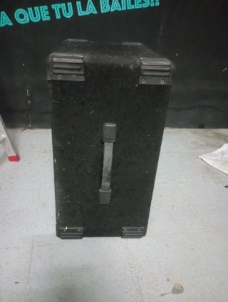 Altavoz subwoofer negro