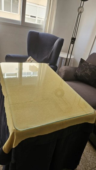 Mesa cristal y enaguas tela