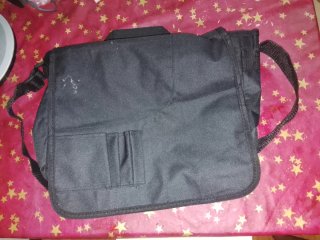 Bolso negro con compartimentos