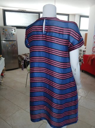 Abito in raso fantasia righe