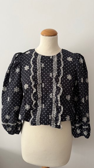 Camisa azul marino con volantes