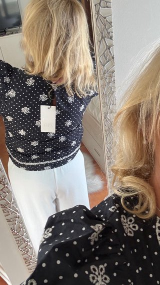 Camisa azul marino con volantes