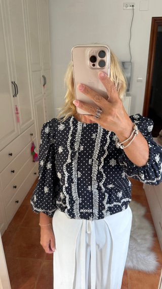 Camisa azul marino con volantes