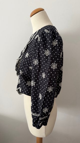 Camisa azul marino con volantes