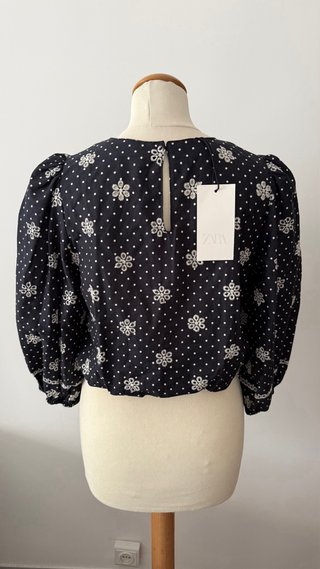 Camisa azul marino con volantes